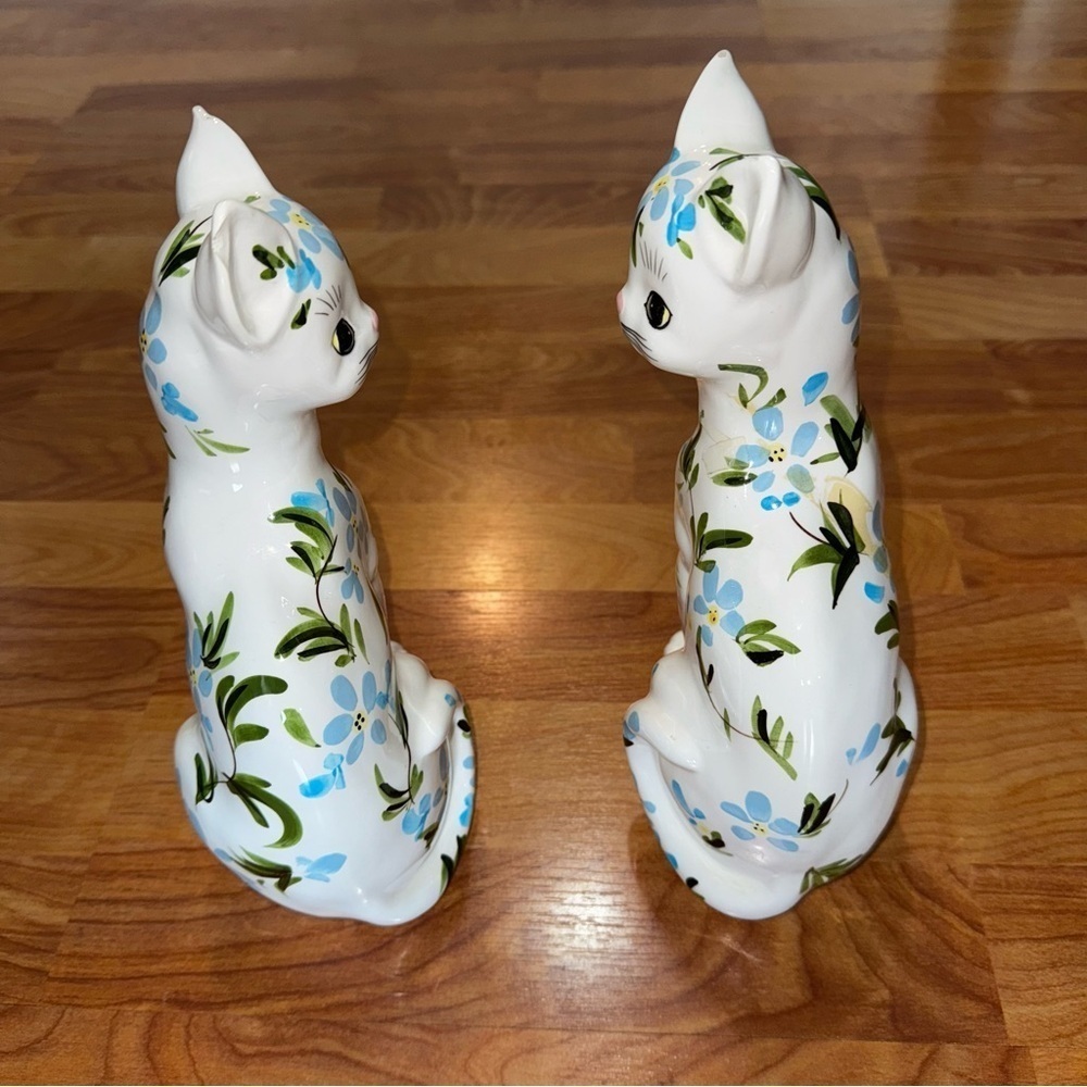VINTAGE LEFTON'S FIGURINES WHITE KITTENS CATS WITH VINING BLUE FLORALS PLZ READ - Picture 4 of 15